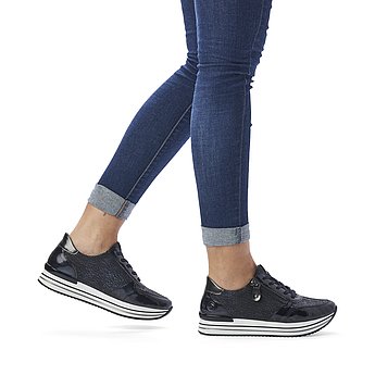 Blaue Halbschuhe aus Kunstlack und Stretchmaterial mit Reißverschluss und Schnürung und Wechselfußbett. Schuhe am Fuß.