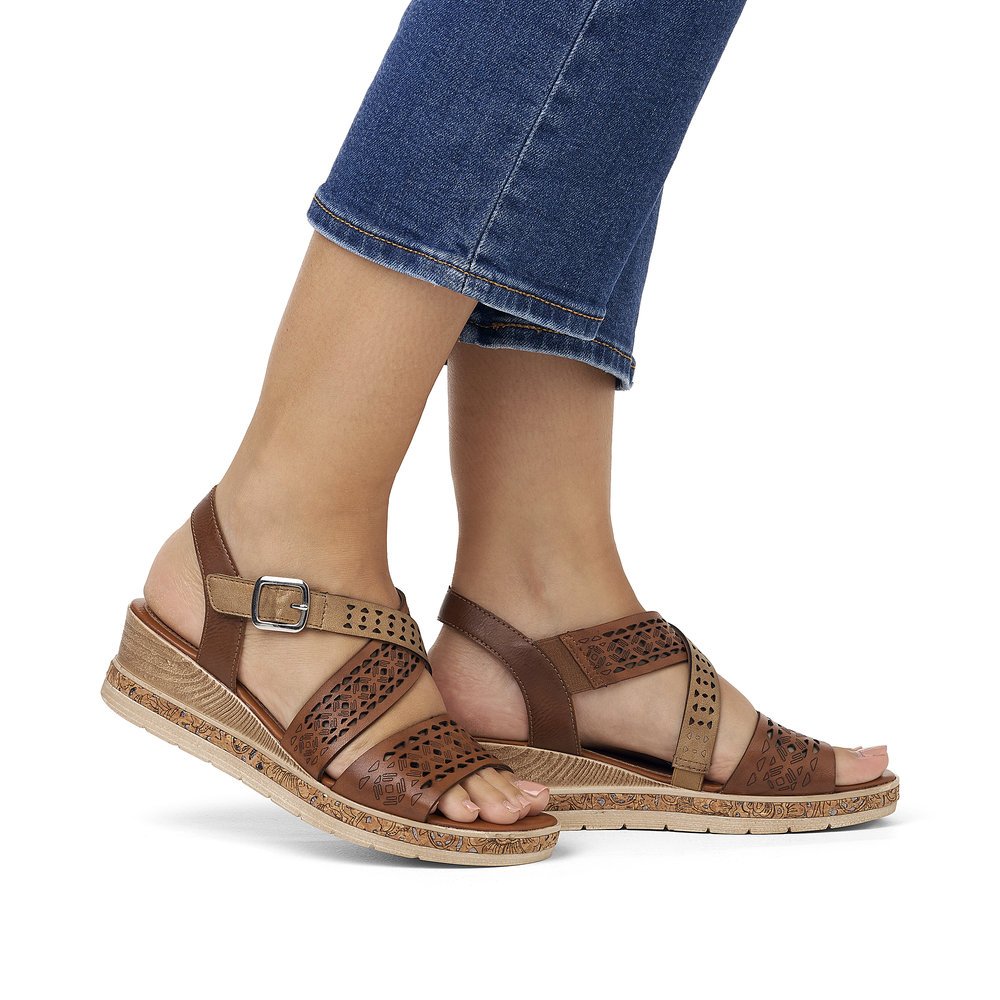 remonte sandales compensées marron femmes D3069-24 avec fermeture velcro. Chaussure au pied.