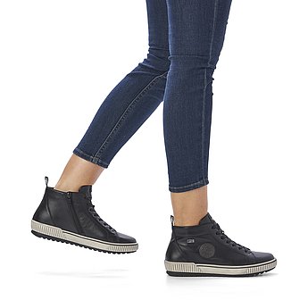 Schwarze Kurzstiefel leicht wärmend aus Glattleder mit Reißverschluss und Schnürung, wasserabweisendem Remonte TEX und Wechselfußbett. Schuhe am Fuß.