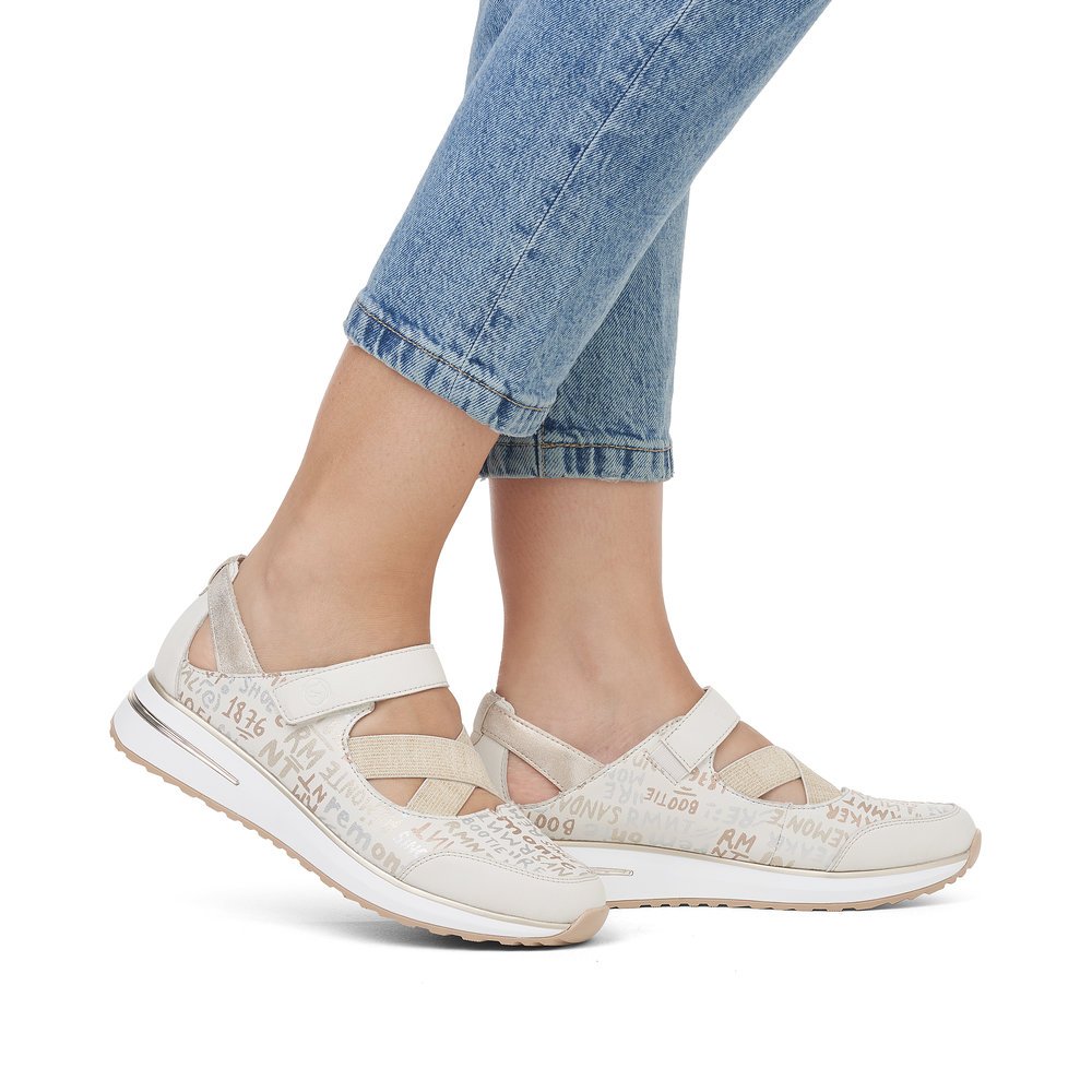 remonte chaussons beiges pour femmes D1G05-80 avec une fermeture velcro. Chaussure au pied.