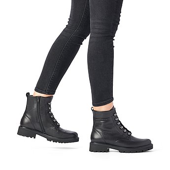 Schwarze Stiefeletten aus Glattleder mit Reißverschluss und Wechselfußbett. Schuhe am Fuß.