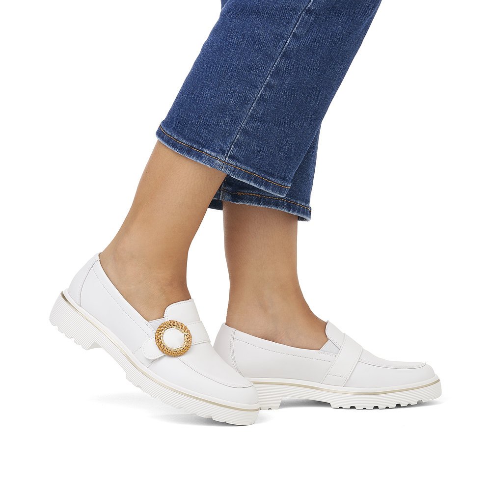 White remonte women´s loafers D1H00-80 with elastic insert and fashionable brooch. Shoe on foot.