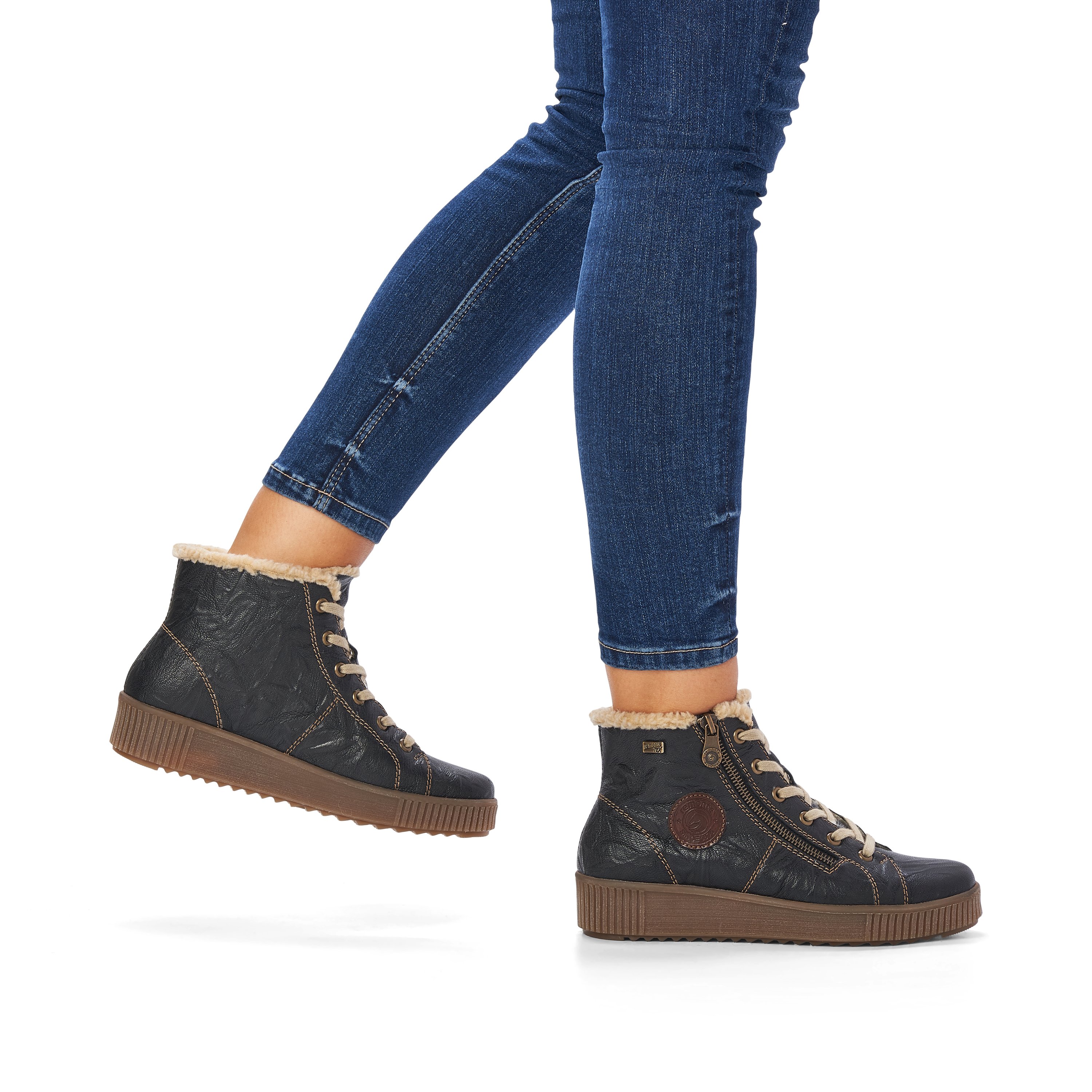 Steel black remonte women´s lace-up boots R7980-02 with cushioning platform sole. Shoe on foot