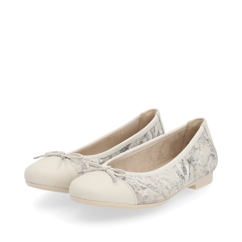 Cremebeige remonte Ballerinas D0K04-60 mit floralem Muster. Schuhpaar seitlich schräg.