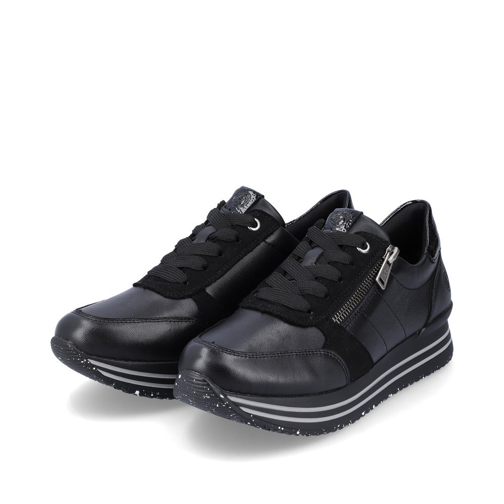 Schwarze remonte Damen Sneaker D1316-02 mit Reißverschluss sowie Komfortweite G. Schuhpaar seitlich schräg.