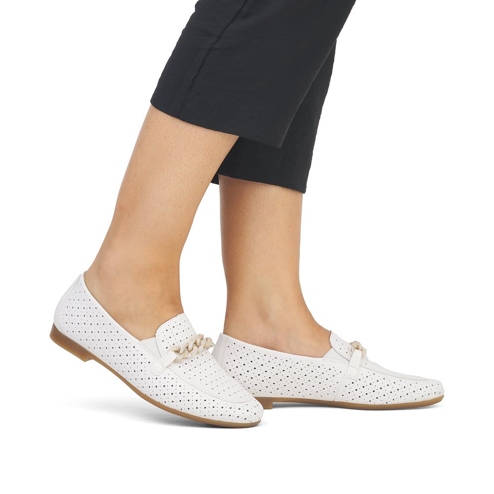 Weiße remonte Damen Loafer D0K05-80 mit Elastikeinsatz sowie Löcheroptik. Schuh am Fuß.