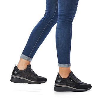 Schwarze Halbschuhe aus Veloursleder und Stretchmaterial mit Reißverschluss und Schnürung und Wechselfußbett. Schuhe am Fuß.