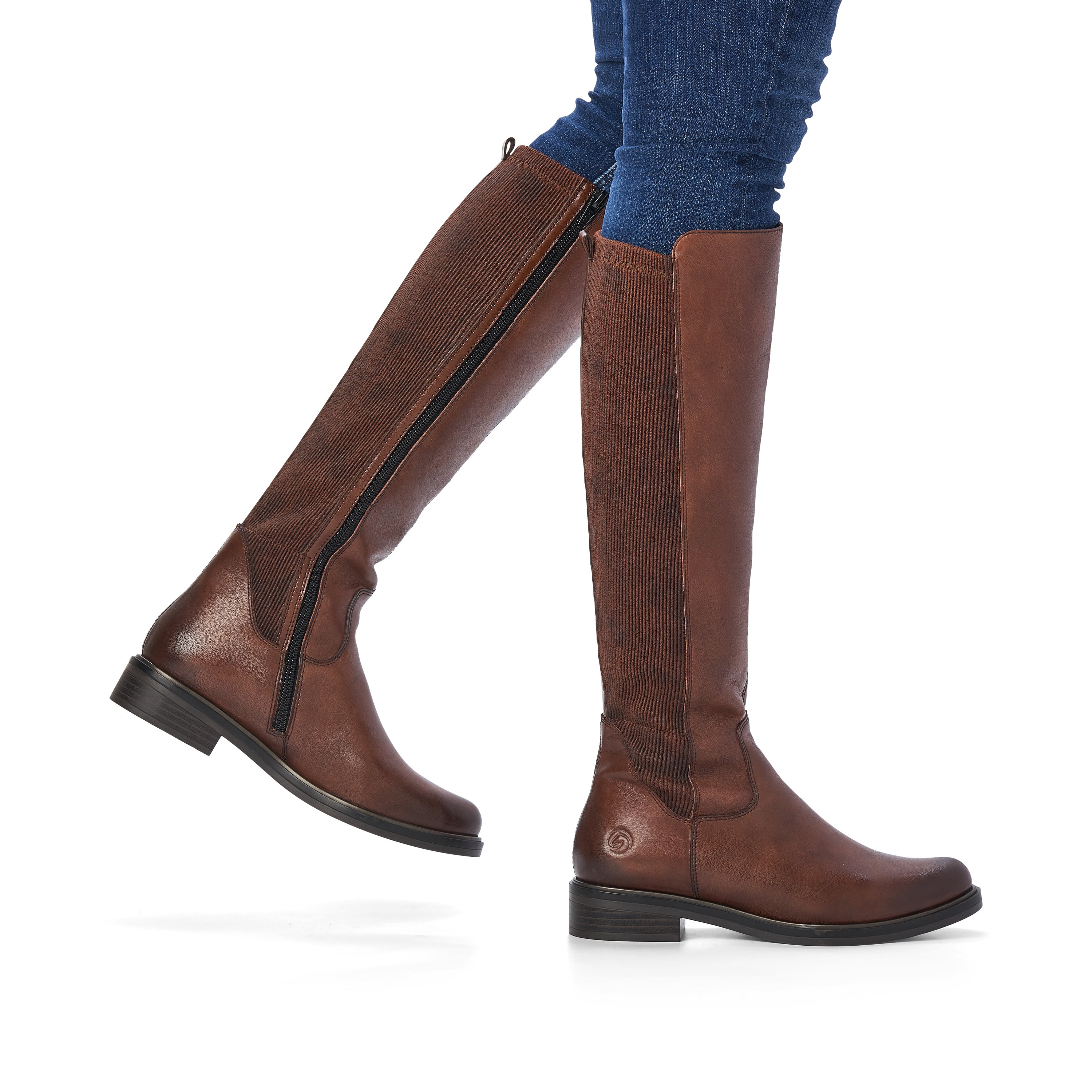 Hazel remonte women´s high boots D8371-25 with zipper as well as profile sole. Shoe on foot