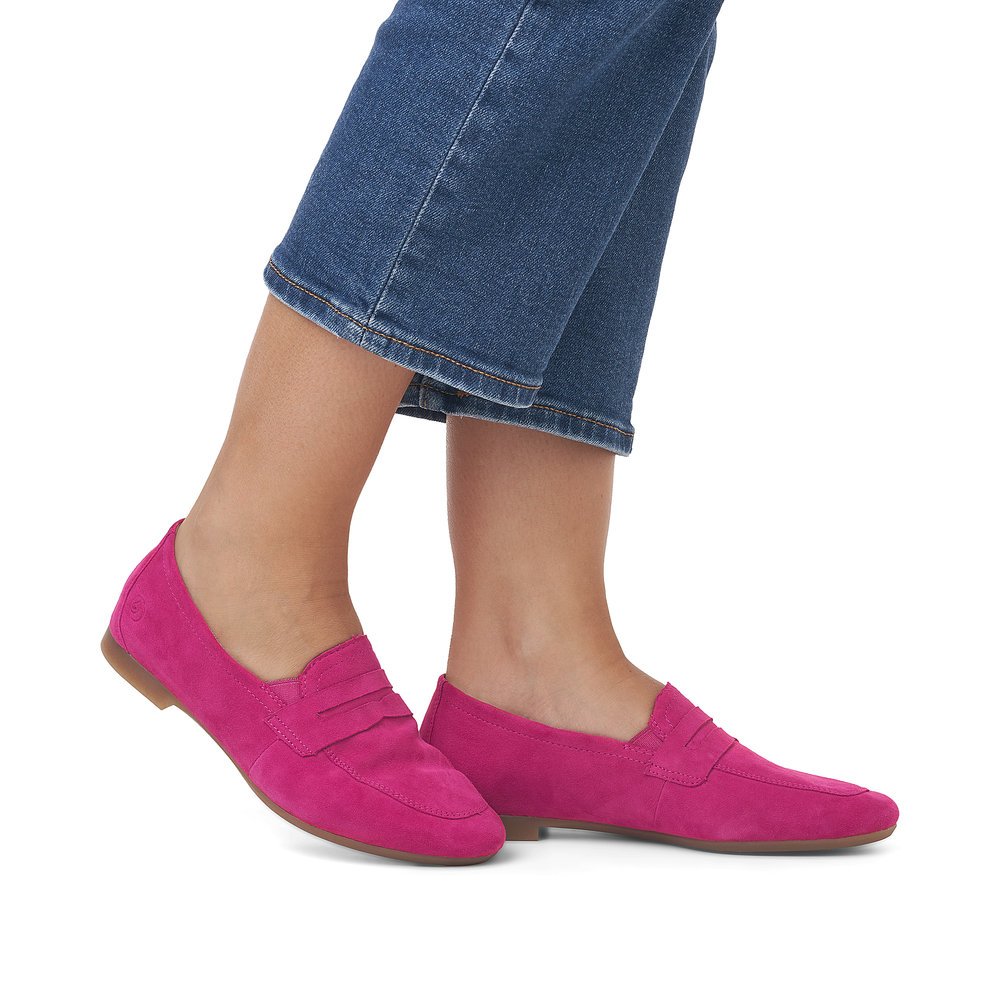 Pink remonte women´s loafers D0K02-31 with elastic insert. Shoe on foot.