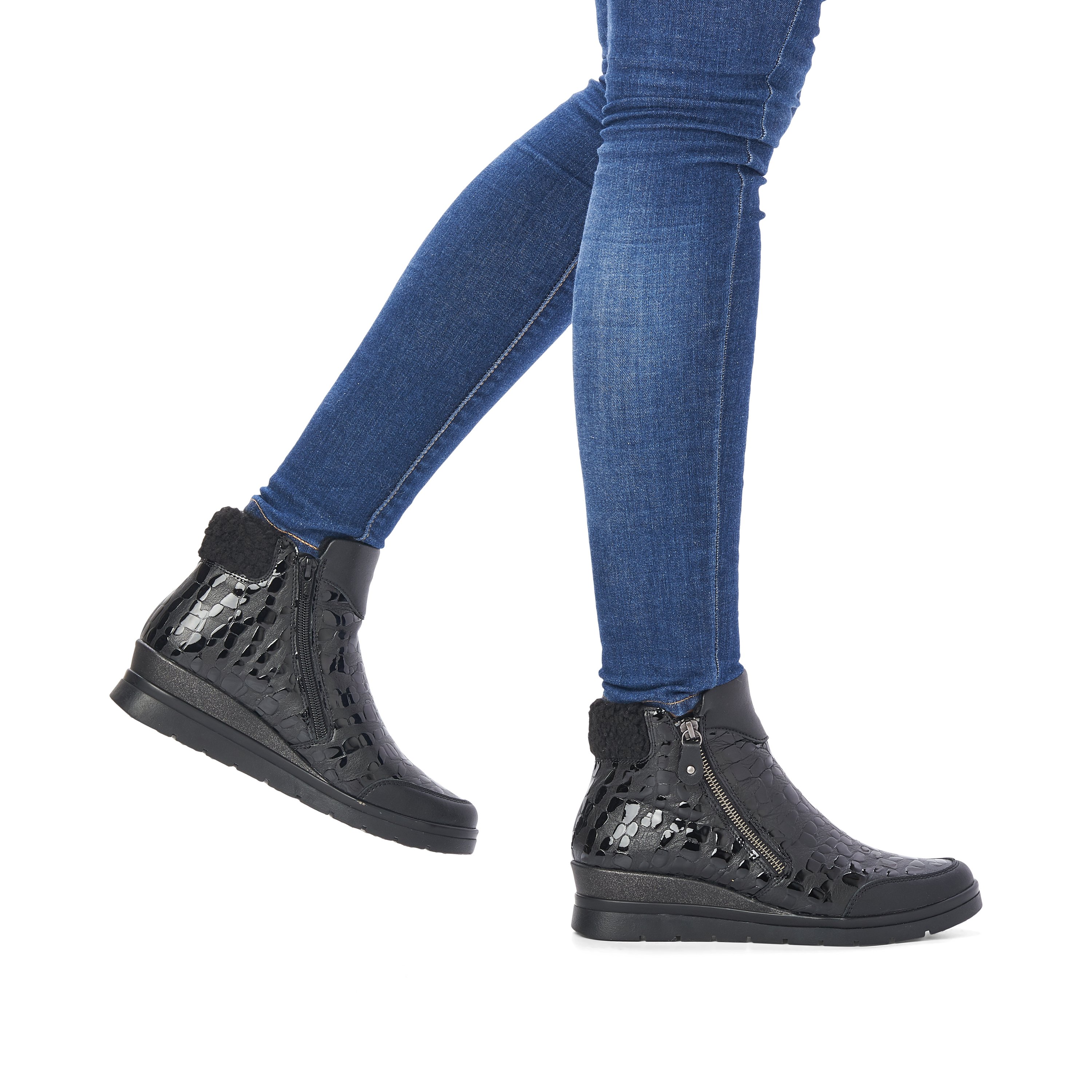 Glossy black remonte women´s ankle boots R0775-03 with flexible profile sole. Shoe on foot