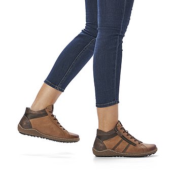 Braune Kurzstiefel leicht wärmend aus Glattleder mit Reißverschluss und Schnürung und Wechselfußbett. Schuhe am Fuß.