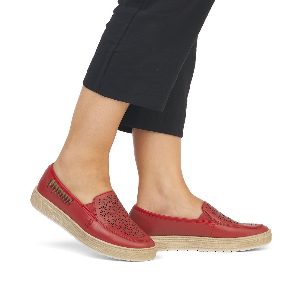remonte chaussons rouges femmes D1F06-33 avec un insert élastique. Chaussure au pied.
