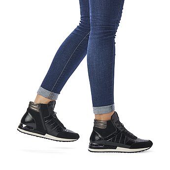 Schwarze Kurzstiefel leicht wärmend aus Veloursleder und Lederimitat mit Reißverschluss und Schnürung und Wechselfußbett. Schuhe am Fuß.