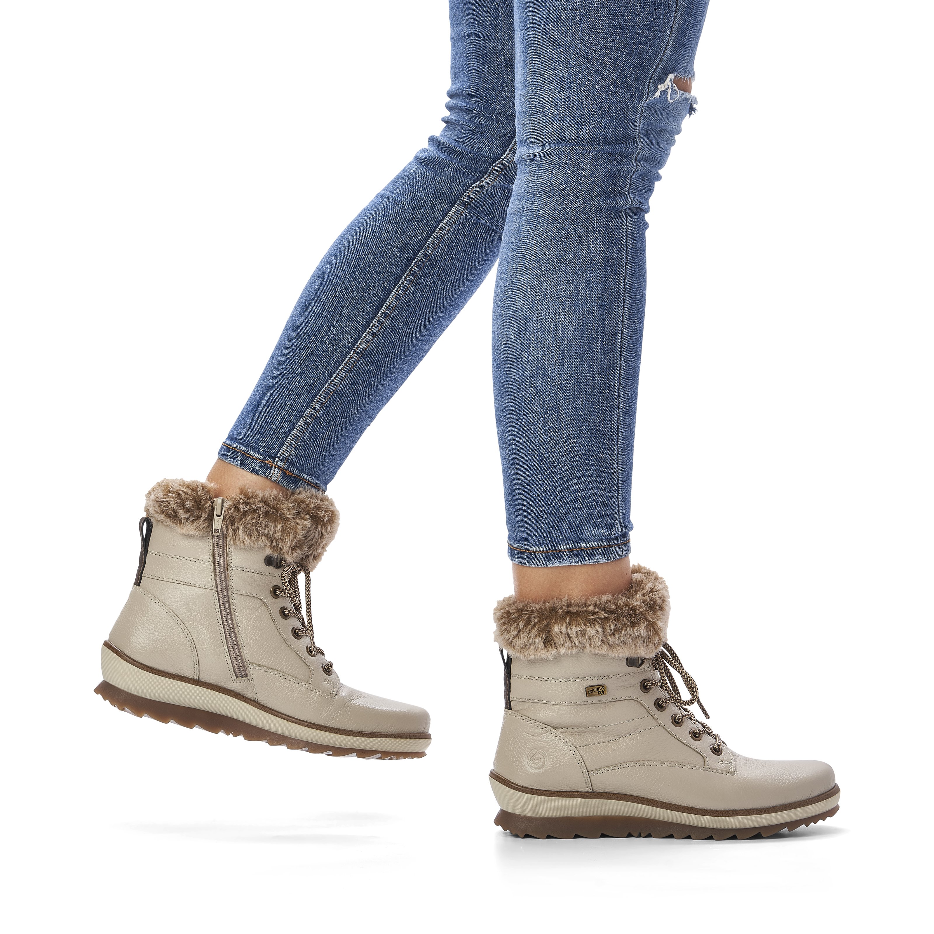 Brown beige remonte women´s lace-up boots R8477-60 with cushioning profile sole. Shoe on foot