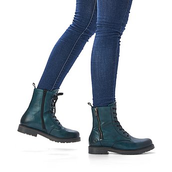 Blaue Stiefeletten warm gefüttert aus Glattleder mit Reißverschluss und Schnürung und Wechselfußbett. Schuhe am Fuß.