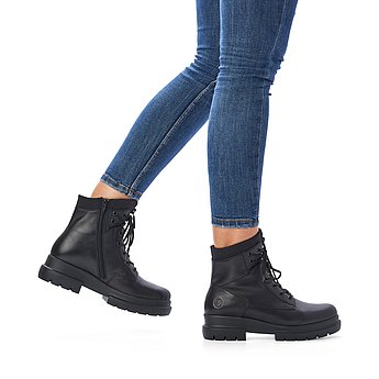 Schwarze Stiefeletten leicht wärmend aus Glattleder mit Reißverschluss und Schnürung und Wechselfußbett. Schuhe am Fuß.