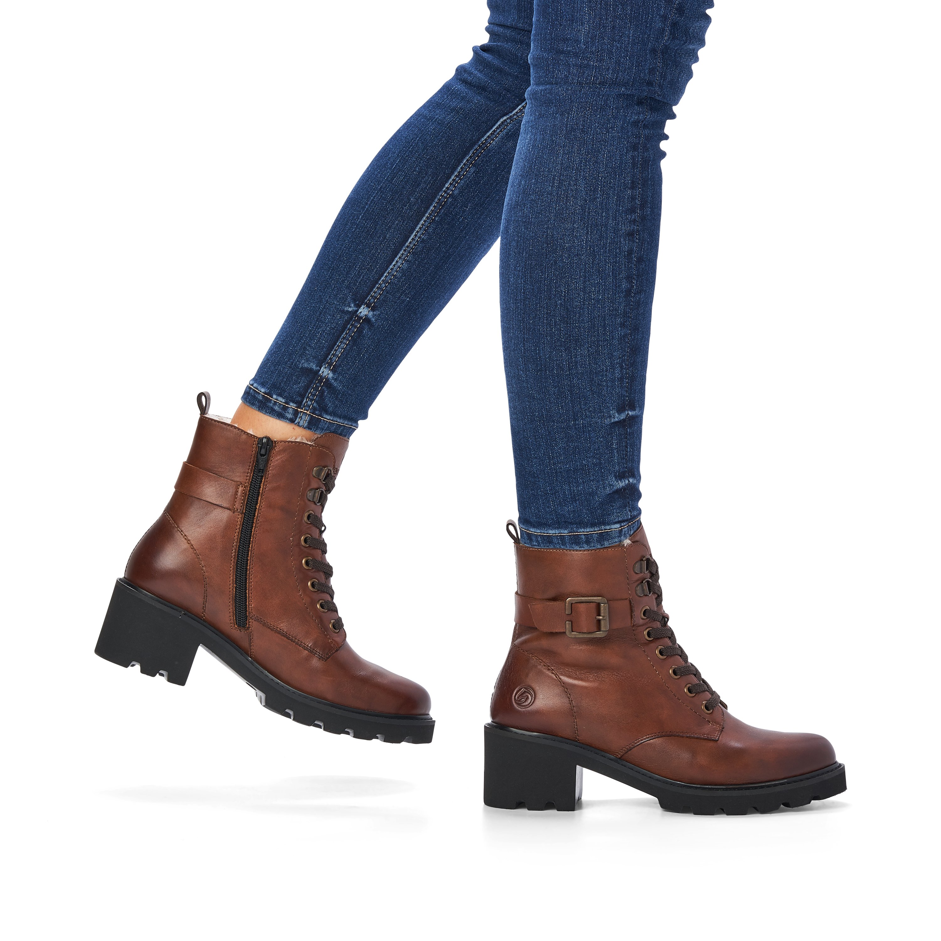 Hazel remonte women´s biker boots D0A74-22 with cushioning sole with block heel. Shoe on foot