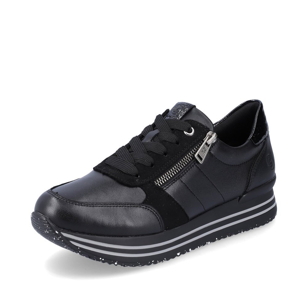 Schwarze remonte Damen Sneaker D1316-02 mit Reißverschluss sowie Komfortweite G. Schuh seitlich schräg.