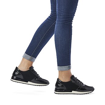 Schwarze Halbschuhe aus Veloursleder und Lederimitat mit Reißverschluss und Schnürung und Wechselfußbett. Schuhe am Fuß.