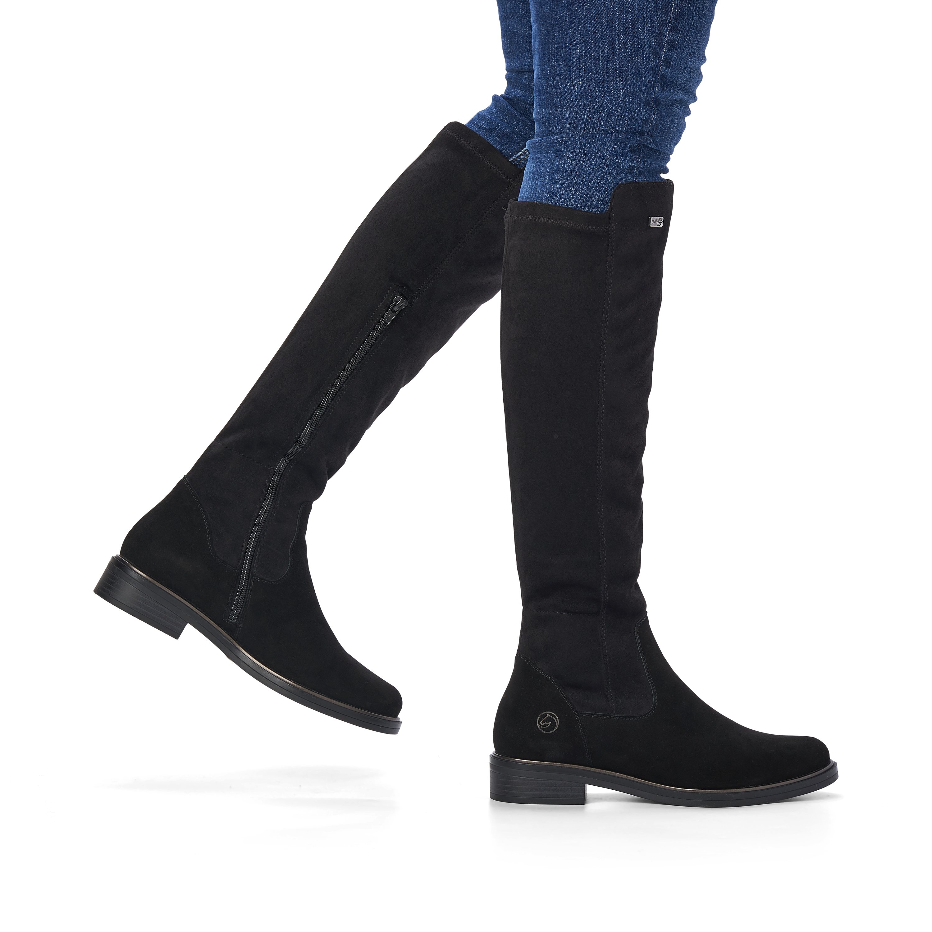 Jet black remonte women´s high boots D8387-02 with cushioning profile sole. Shoe on foot