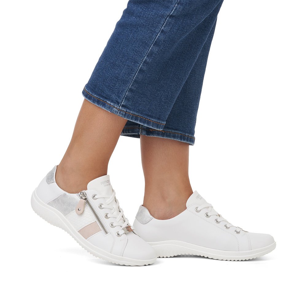 White remonte women´s lace-up shoes D1E00-81 with a zipper and comfort width G. Shoe on foot.