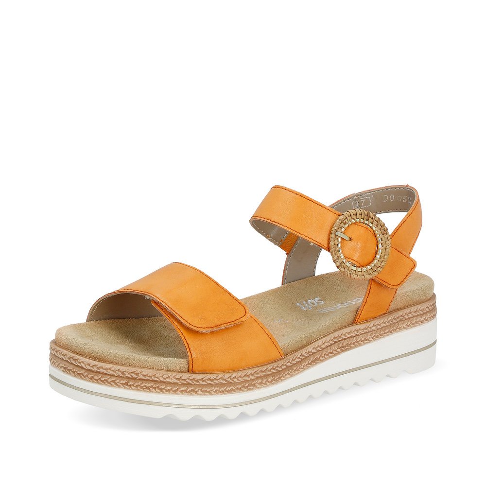 remonte sandales à lanières orange femmes D0Q52-38 avec fermeture velcro. Chaussure inclinée sur le côté.