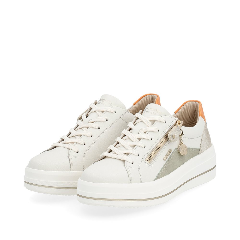 Weiße remonte Damen Sneaker D1C01-81 mit Reißverschluss sowie der Komfortweite G. Schuhpaar seitlich schräg.