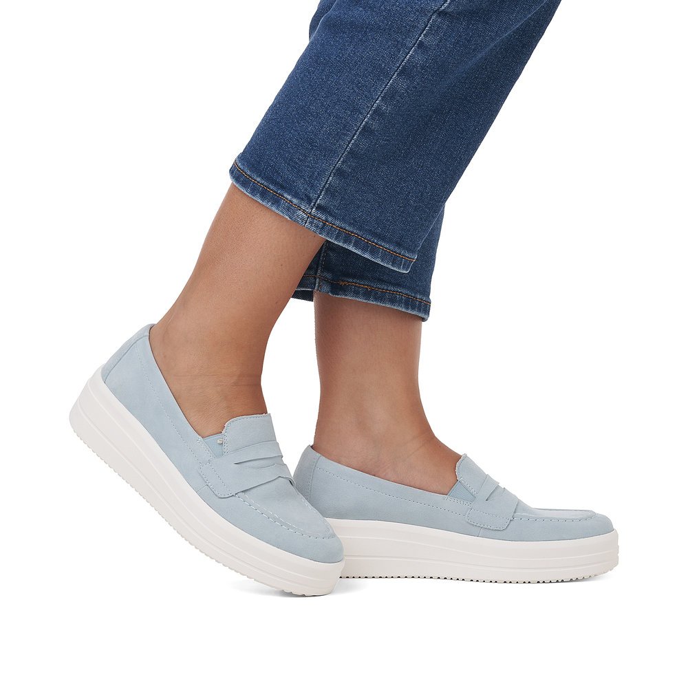 Blue remonte women´s slippers D1C05-11 with an elastic insert and comfort width G. Shoe on foot.
