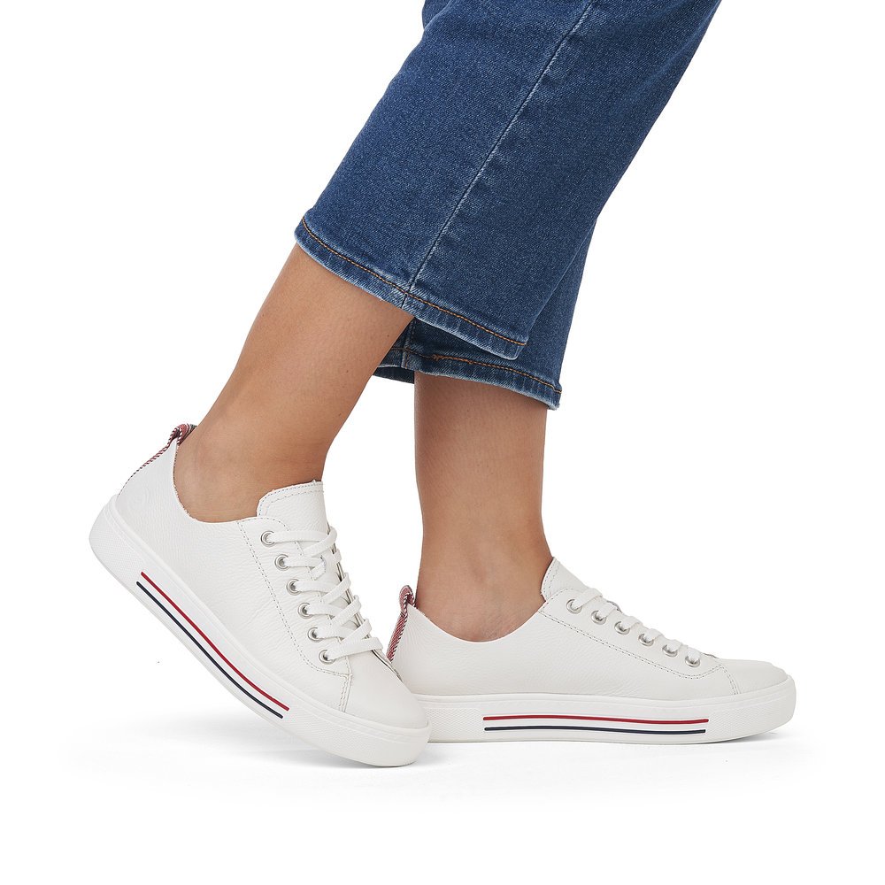 remonte baskets blanches femmes D0900-80 avec lacets et largeur confort G. Chaussure au pied.