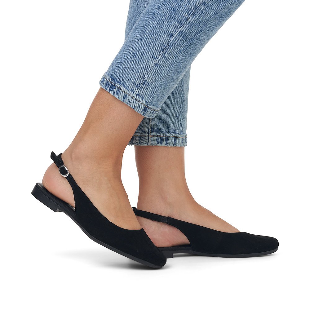 Jet black remonte women´s slingback pumps D0K07-00 with buckle and soft cover sole. Shoe on foot.