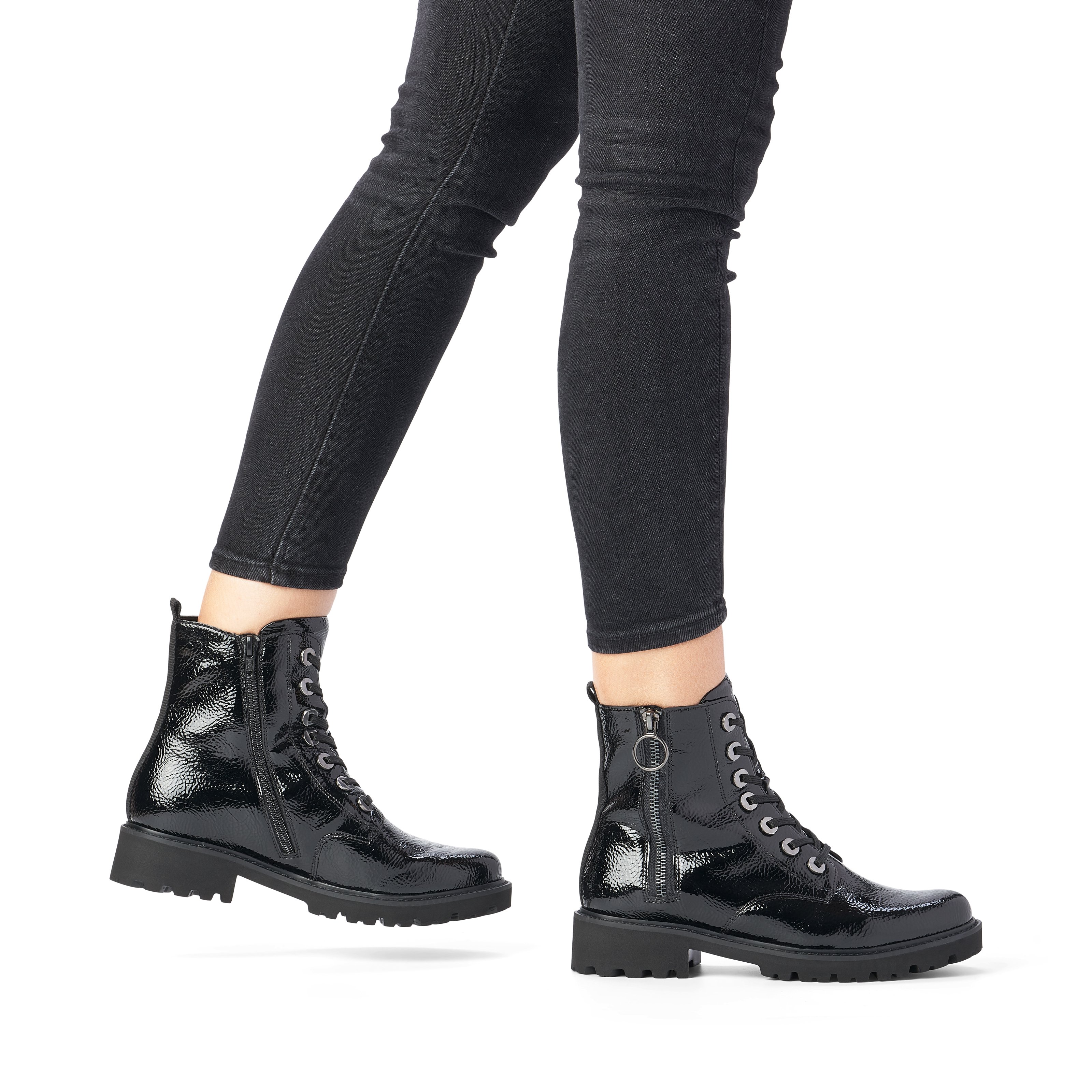 Black remonte women´s biker boots D8671-02 with cushioning and especially light sole. Shoe on foot