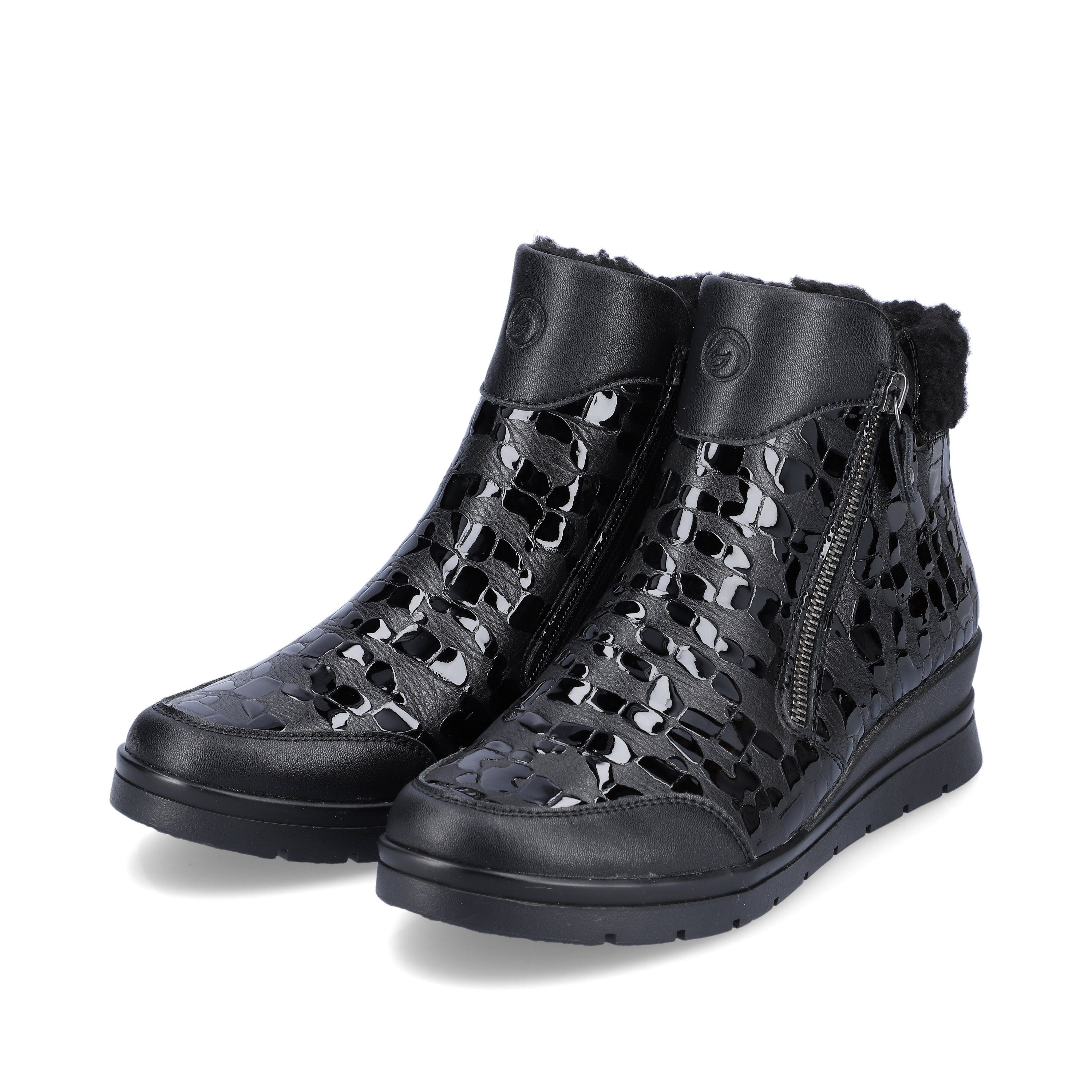 Glossy black remonte women´s ankle boots R0775-03 with flexible profile sole. Shoe laterally