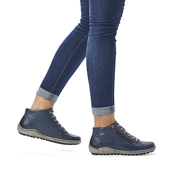 Blaue Kurzstiefel leicht wärmend aus Glattleder mit Reißverschluss und Schnürung, wasserabweisendem Remonte TEX und Wechselfußbett. Schuhe am Fuß.