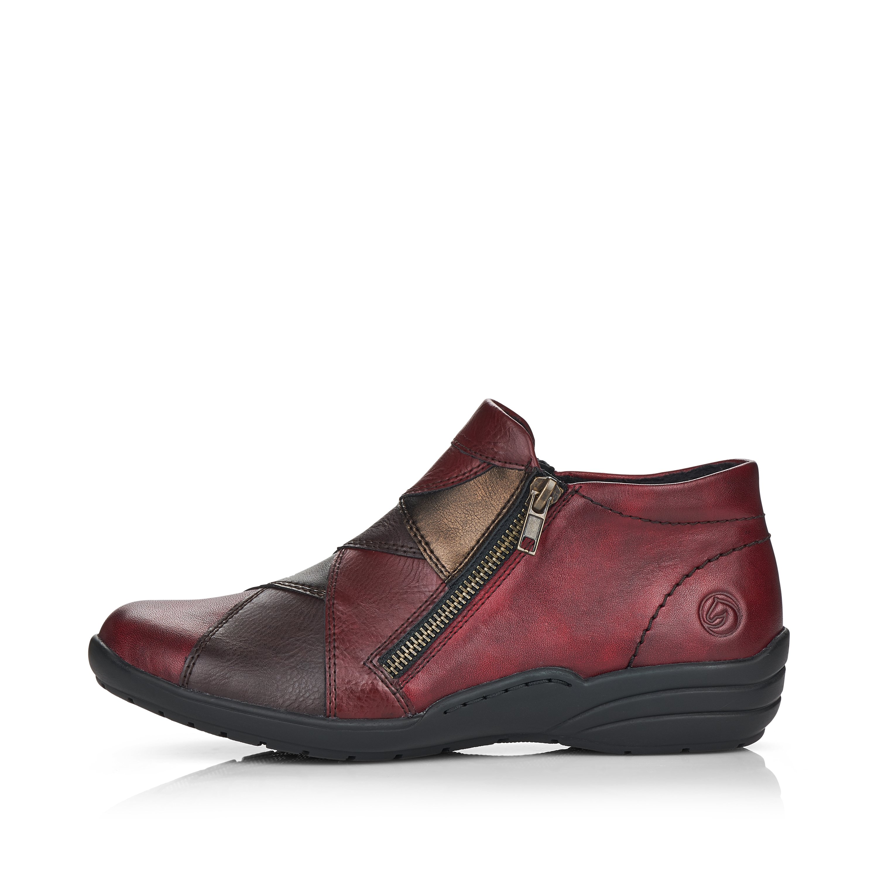 Dark red remonte women´s slippers R7674-36 with a zipper as well as light sole. The outside of the shoe