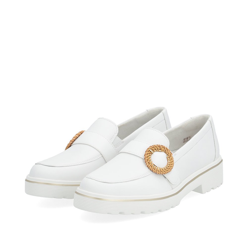 Weiße remonte Damen Loafer D1H00-80 mit Elastikeinsatz sowie modischer Brosche. Schuhpaar seitlich schräg.