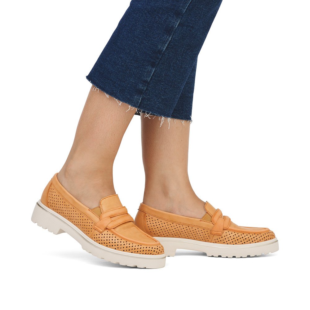 remonte mocassins orange femmes D1H03-38 avec un insert élastique. Chaussure au pied.
