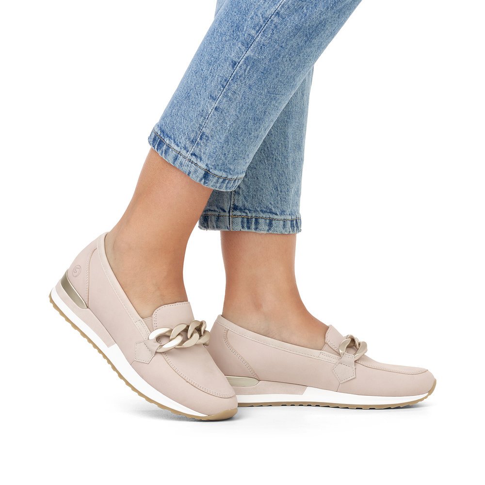 Beige pink remonte women´s loafers R2544-31 with golden chain. Shoe on foot.
