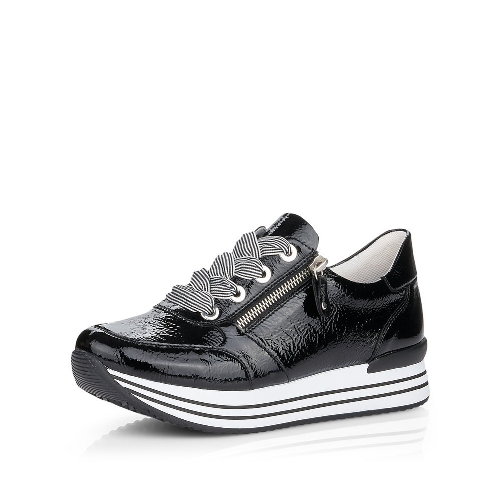 Schwarze remonte Damen Sneaker D1302-02 mit Reißverschluss sowie Sohlenmuster. Schuh seitlich schräg.