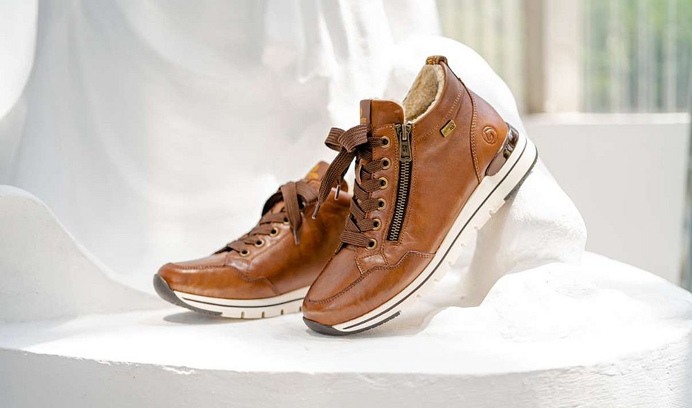 Braune Sneaker warm gefüttert aus Glattleder mit Reißverschluss und Schnürung, wasserabweisendem Remonte TEX und Wechselfußbett.