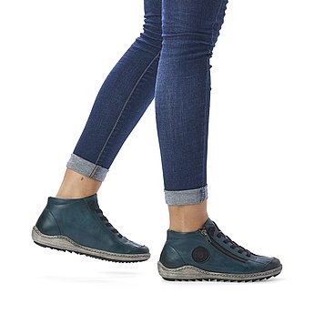 Blaue Kurzstiefel leicht wärmend aus Glattleder mit Reißverschluss und Schnürung und Wechselfußbett. Schuhe am Fuß.